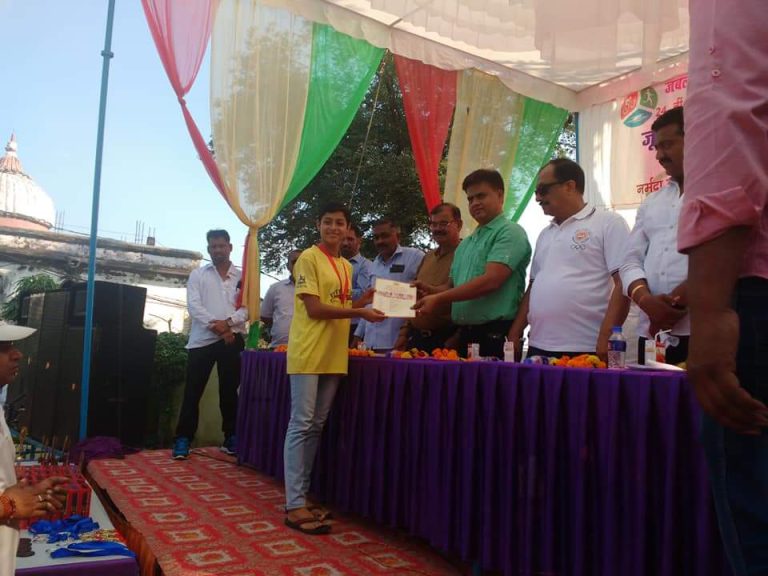CBSE नेशनल तैराकी में अध्या ने जीता मैडल