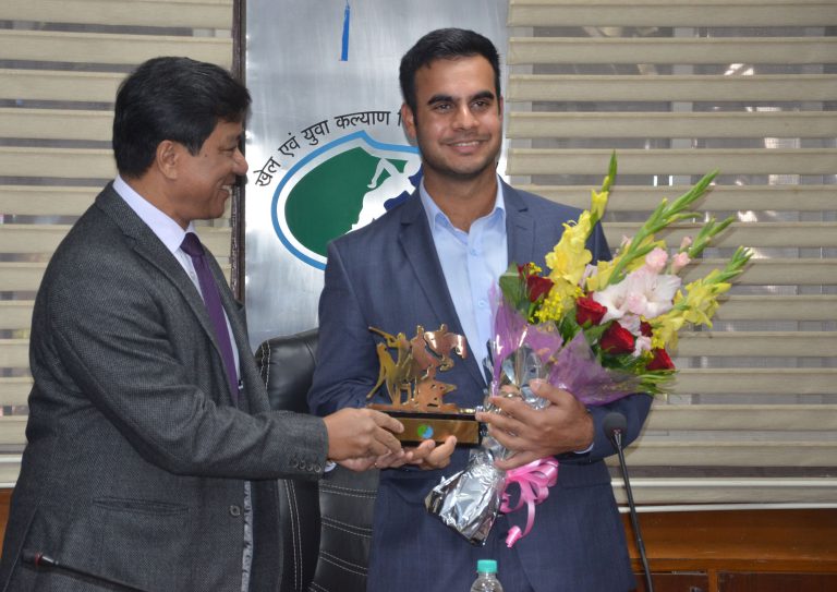 गोल्फर शुभंकर शर्मा ने की खेल संचालक से भेंट