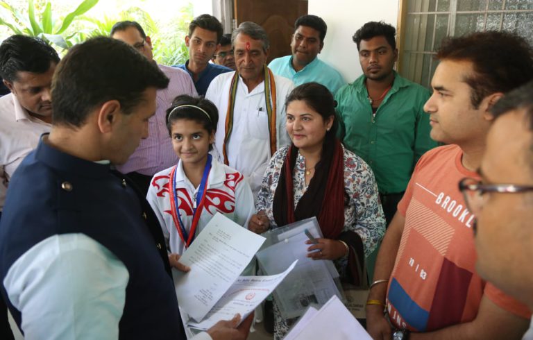 राष्ट्रीय मूक बधिर बैडमिंटन खिलाड़ी गौरांशी ने की जीतू पटवारी से भेंट