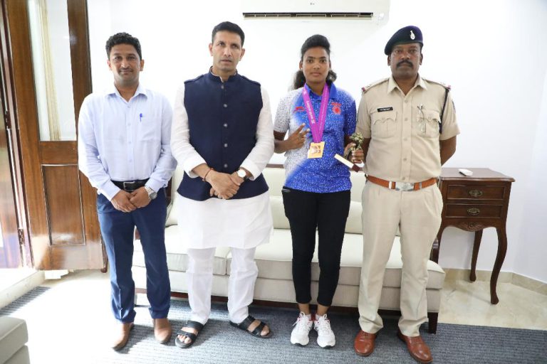 तीरंदाज रागिनी मार्को ने की खेलमंत्री जीतू पटवारी से भेंट