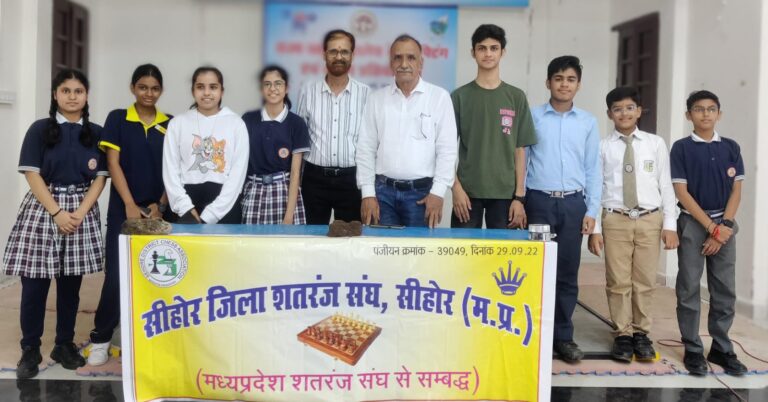 जिला स्तरीय शतरंज खेल प्रतियोगिता में खिलाड़ियों ने दिखाया जौहर