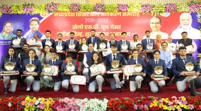 Chief Minister honored sports stars Vikram, Eklavya, Vishwamitra