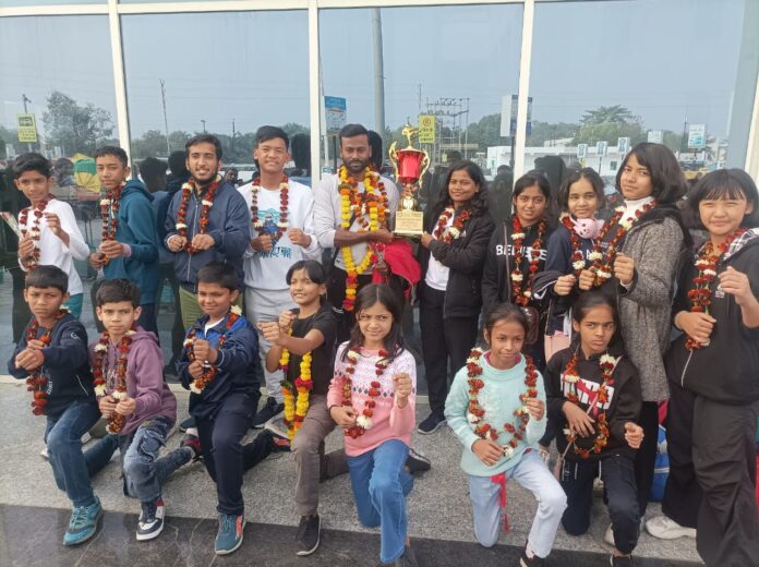 रानी कमलापति स्टेशन पर रविवार को टीम के लौट के बाद भविष्य स्वागत किया गया