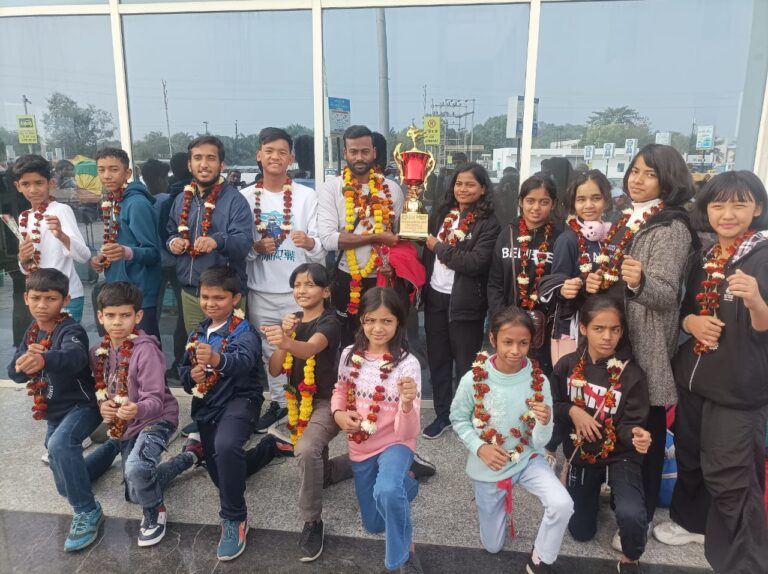रानी कमलापति स्टेशन पर रविवार को टीम के लौट के बाद भविष्य स्वागत किया गया