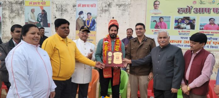 Madhya Pradesh's first Dronacharya awardee Shivendra Chaudhary honored by Superintendent of Police