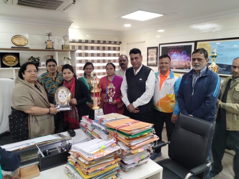 राज्य स्तरीय बैडमिंटन में डी.पी.आई. की श्रीमती नलिनी षिन्दे बनी चैम्पियन प्लेयर ऑफ टूर्नामेंट