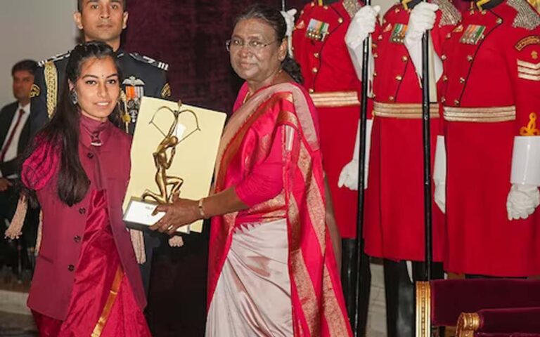 शीतल देवी को अर्जुन पुरस्कार के लिए बुलाया गया तो पूरा हॉल तालियों की गड़गड़ाहट से गूंज उठा
