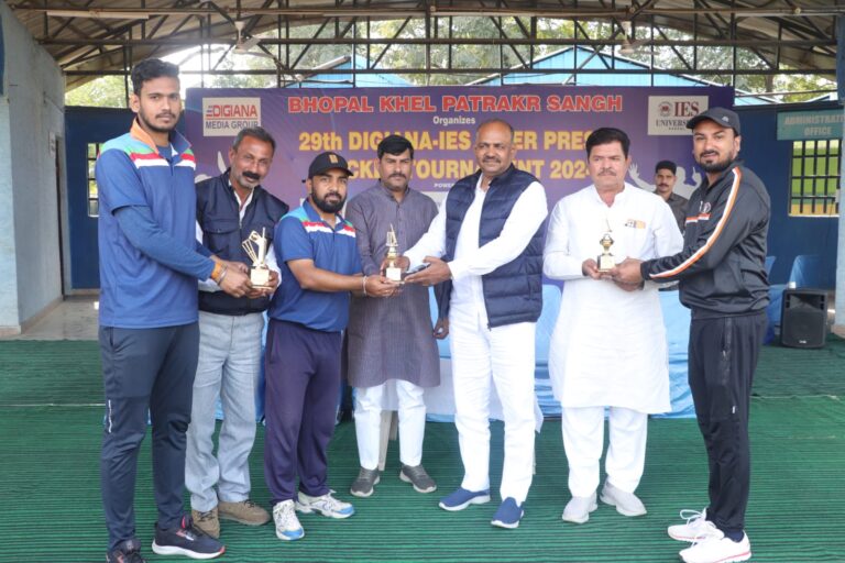 दैनिक भास्कर और राज एक्सप्रेस फाइनल में
