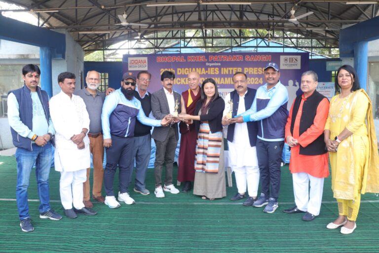 धर्मेंद्र का शतक, नरेश की हैट्रकि, राज एक्सप्रेस सेमीफाइनल में