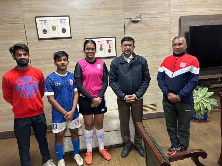 नेशनल स्कूल गेम्स से लौटे फुटबॉल खिलाड़ियों ने की खेल संचालक से भेंट