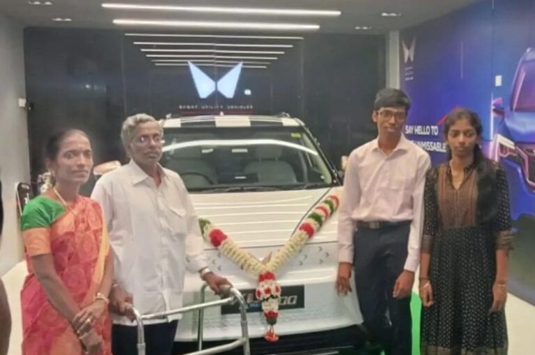 चेस सुपरस्टार प्रज्ञानानंद को आनंद महिंद्रा तोहफे में दी XUV400