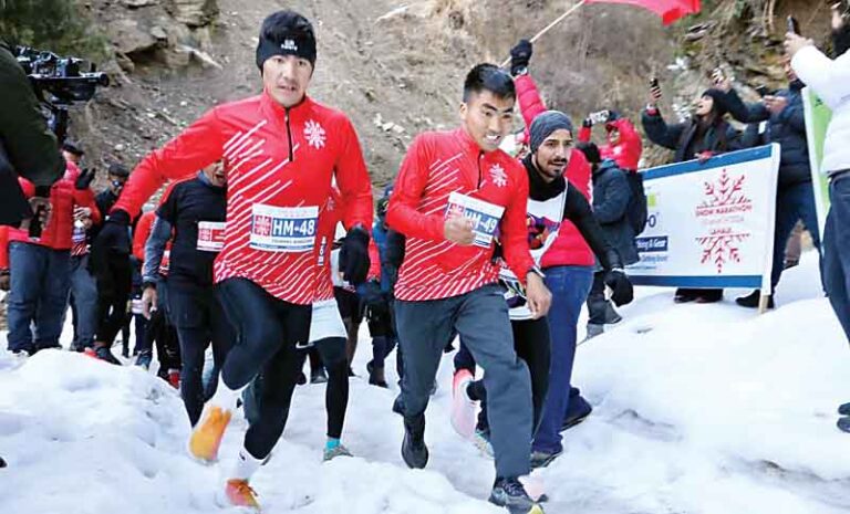 Snow Marathon: भारतीय सेना के शाबिर हुसैन ने जीता खिताब