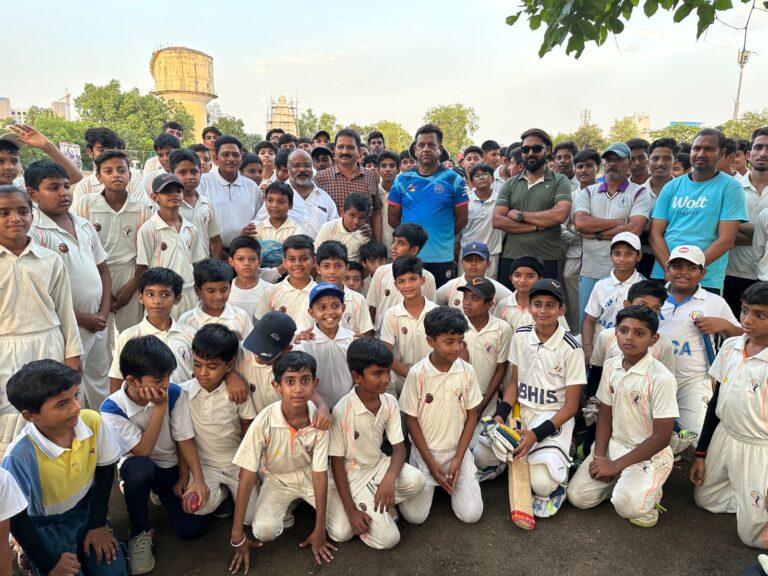 former international cricketer संजीव शर्मा ने मयंक चतुर्वेदी क्रिकेट अकादमी का किया भ्रमण