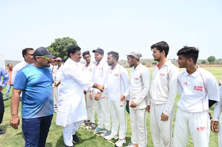 नवनिर्मित क्रिकेट मैदान पर प्रथम कैप  क्रिकेट टूर्नामेंट का भव्य शुभारंभ,अतिथियों ने की मैदान की सराहना