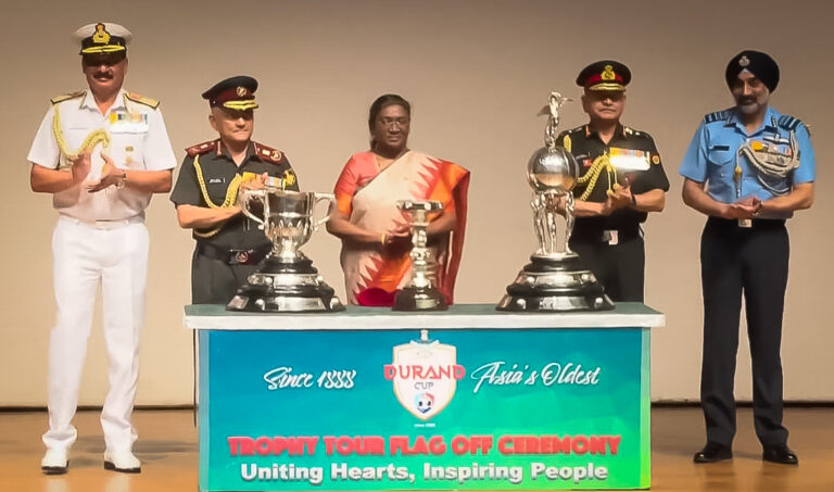 Durand Cup: भारत की राष्ट्रपति ने 133वें संस्करण के लिए डूरंड कप ट्रॉफियों का किया अनावरण, ट्रॉफी टूर को दिखाई हरी झंडी