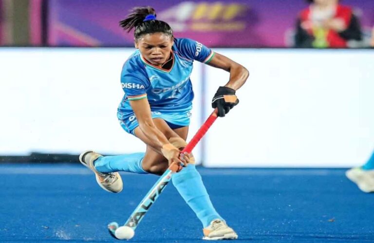 महिला टीम की कप्तान सलीमा टेटे, उसके गांव में न पीने का पानी, न मोबाइल नेटवर्क, न पक्की सड़क है और न ही पक्का घर