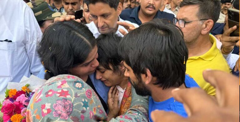 Wrestler विनेश फोगाट की स्वदेश वापसी, दिल्ली एयरपोर्ट पर हुआ भव्य स्वागत,सैकड़ों लोग पहुंचे