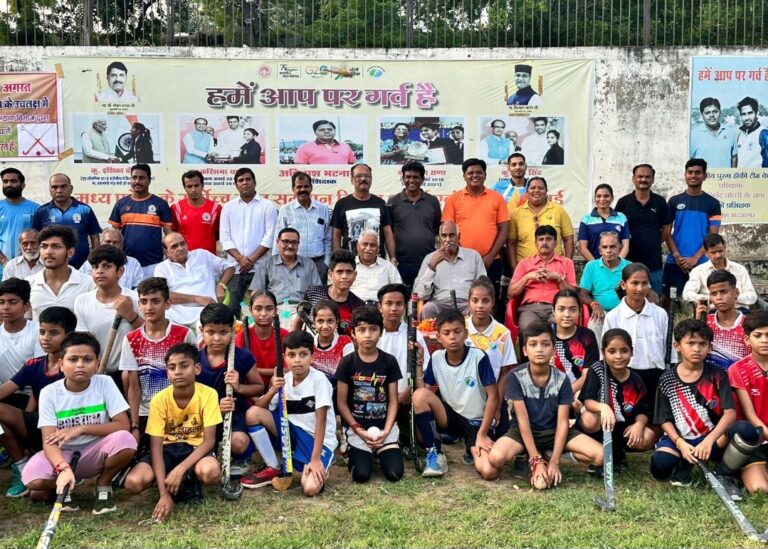 हॉकी प्रदर्शन मैच खेलकर मनाया ध्यानचंद जी का जन्म दिवस 