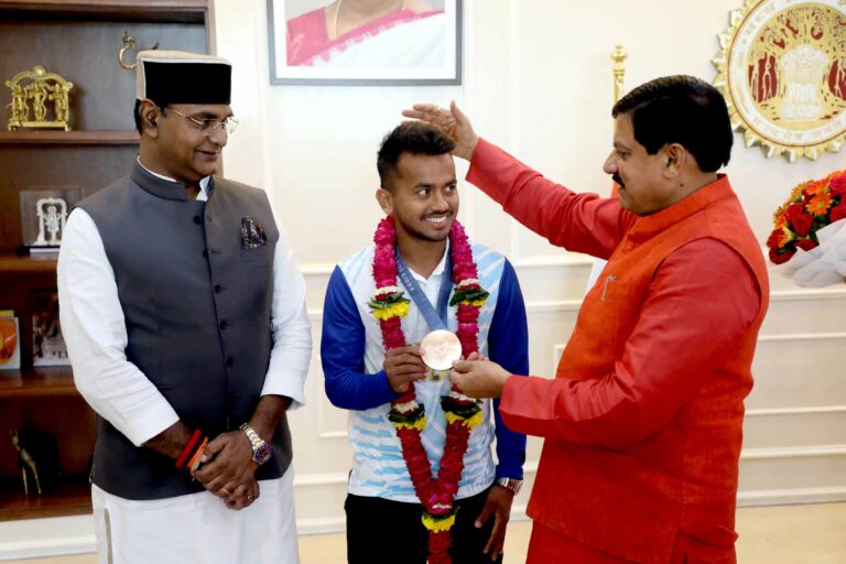 Hockey ओलंपियन विवेक सागर के स्वागत-सम्मान में खूब ढोल-नंगाड़े बजे