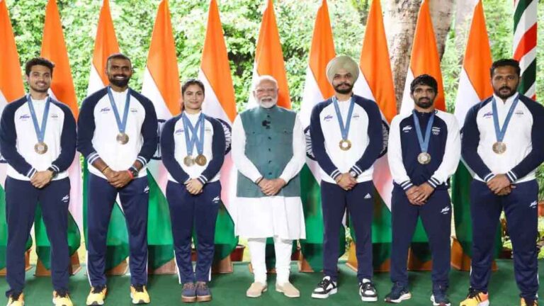 Paris Olympics: PM मोदी ने भारतीय एथलीट्स से की मुलाकात, लक्ष्य सेन और मनु भाकर की भी जमकर तारीफ