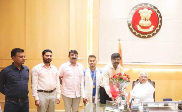 आरएनटीयू के छात्र ओलंपियन विवेक सागर ने कांस्य पदक विजेता भारतीय टीम के खिलाड़ियों द्वारा हस्ताक्षरित हॉकी राज्यपाल को भेंट की