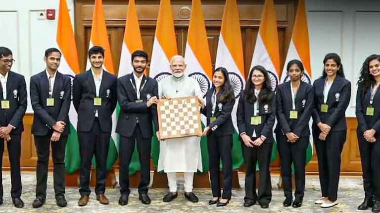 Chess Champions: चेस ओलंपियाड जीतकर इतिहास रचने वाले खिलाड़ियों से मिले पीएम मोदी