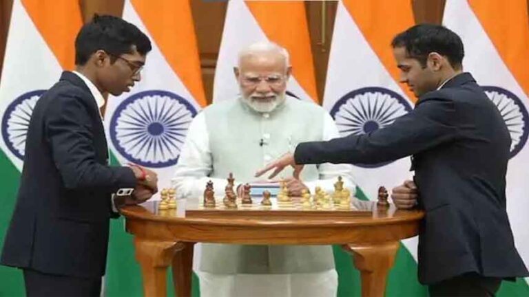 PM Modi ने अपने आवास पर भारत शतरंज ओलंपियाड विजेता प्रज्ञानंद और अर्जुन के बीच शतरंज के खेल का आनंद लिया