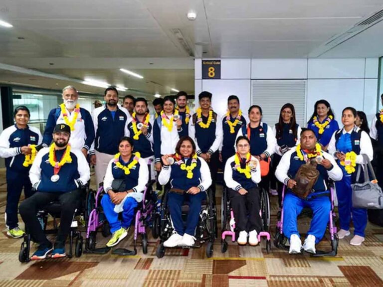 पैरालंपिक पदक विजेताओं का स्वदेश लौटने पर जोरदार स्वागत