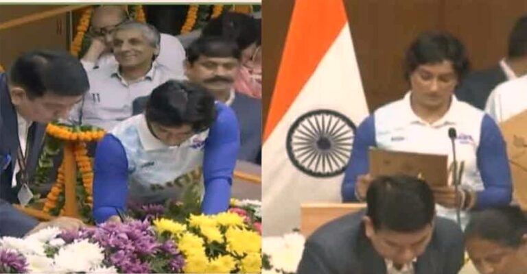 पेरिस ओलंपिक की जर्सी में विधानसभा पहुंचीं विनेश फोगाट, क्या संन्यास के फैसले पर लेंगी U टर्न?