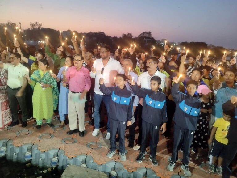 वाटर स्पोटर्स खिलाड़ियों ने पहलगाम में मारे गए पर्यटकों की आत्मा की शांति के लिए निकाला कैंडल मार्च  