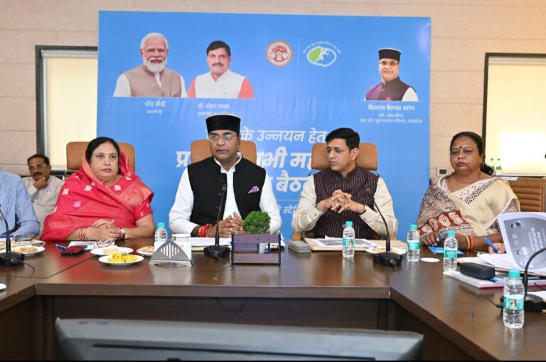 प्रदेश में खेलों के उन्नयन के लिये मंत्री विश्वास कैलाश सारंग ने ली सभी महापौरों की बैठक