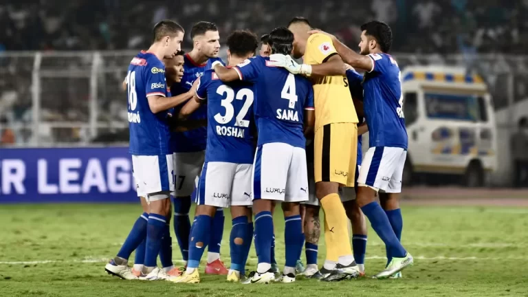 बेंगलुरु एफसी और इंटर काशी के खिलाड़ियों ने मैच से पहले एक मिनट का रखा मौन और काली पट्टी बांधकर उतरे