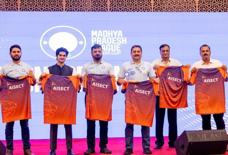 MPL ग्वालियर में एमपीएल जर्सी अनावरण समारोह में आईसेक्ट का लोगो युक्त टी-शर्ट लांच