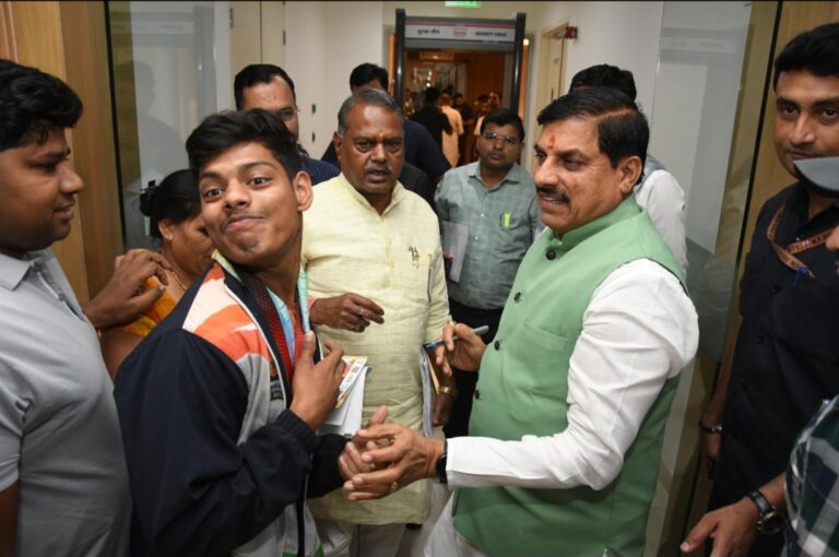 मुख्यमंत्री डॉ. यादव से मिले दिव्यांग खिलाड़ी रोहित सिंह,मुख्यमंत्री ने की एक लाख का पुरस्कार देने की घोषणा 