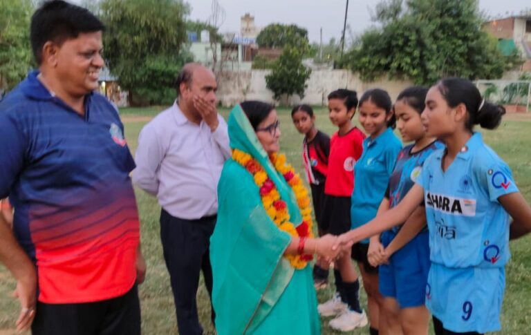 हॉकी द्रोणाचार्य अवार्डी शिवेंद्र चौधरी का जन्म दिवस दर्पण मिनी स्टेडियम पर धूमधाम से मनाया गया