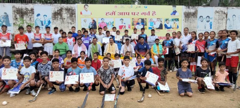 खेल किट पाकर खिले खिलाड़ियों के चेहरे, दर्पण स्टेडियम में समापन समारोह