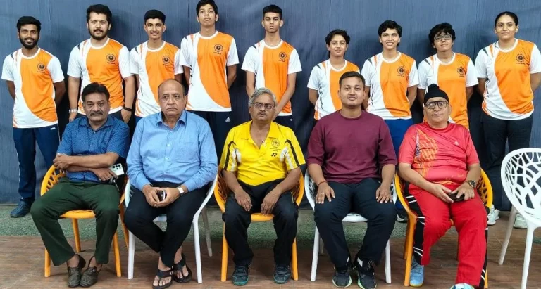 इंदौर जिला सीनियर बैडमिंटन टीम को किट प्रदान की गई