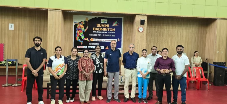 टीटी नगर स्टेडियम में सुविनी बैडमिंटन टूर्नामेंट के दौरान खिलाड़ियों का सम्मान