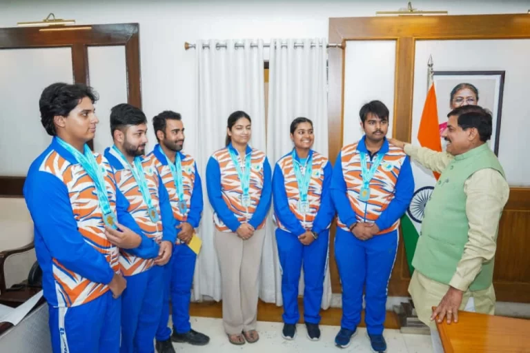 मुख्यमंत्री से मिले ‘मिनी ब्राजील’ विचारपुर के खिलाड़ी और एशियन शूटिंग चैम्पियनशिप पदक विजेता