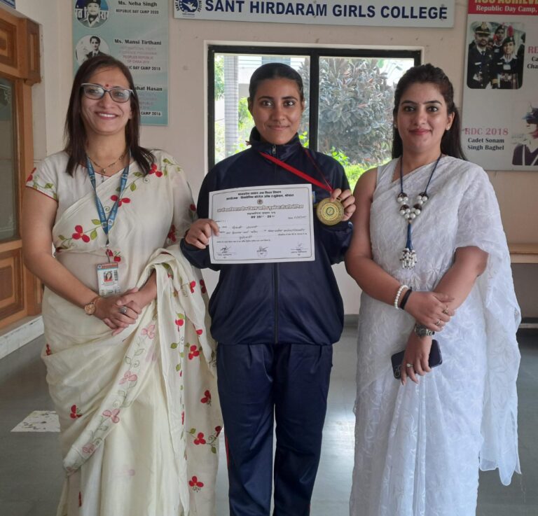 संत हिरदाराम गर्ल्स कॉलेज की दिव्यांशी ने इंटर कॉलेज बॉक्सिंग टूर्नामेंट में जीता स्वर्ण