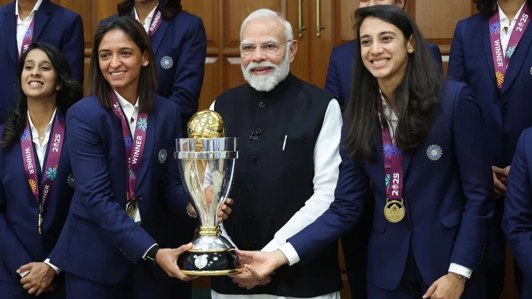 वर्ल्ड चैंपियन बनी भारतीय महिला टीम PM मोदी से मिली, NAMO-1 जर्सी गिफ्ट की; स्मृति बोलीं— उन्होंने हमें प्रेरित किया