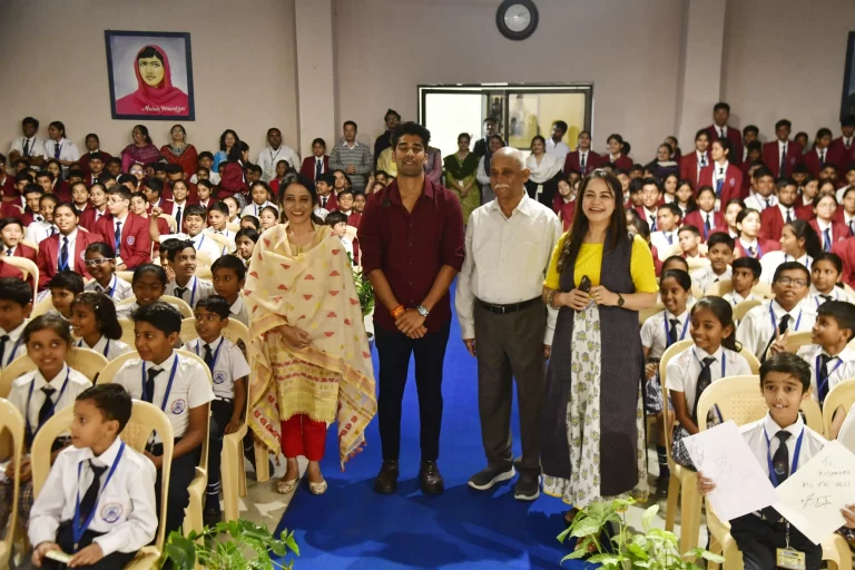 क्रिकेटर शशांक सिंह पहुंचे श्री भवंस भारती पब्लिक स्कूल, बच्चों को दिए टिप्स, खेल के प्रति बढ़ाया उत्साह