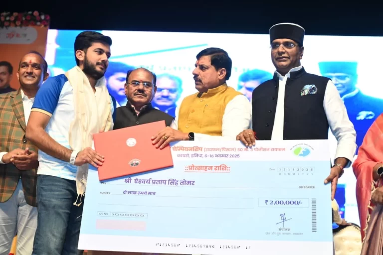 मुख्यमंत्री डा. मोहन यादव ने एथलेटिक्स खिलाड़ी रंजना यादव को एक और शूटर ऐश्वर्या प्रताप सिंह तोमर को दो लाख की सम्मान राशि दी