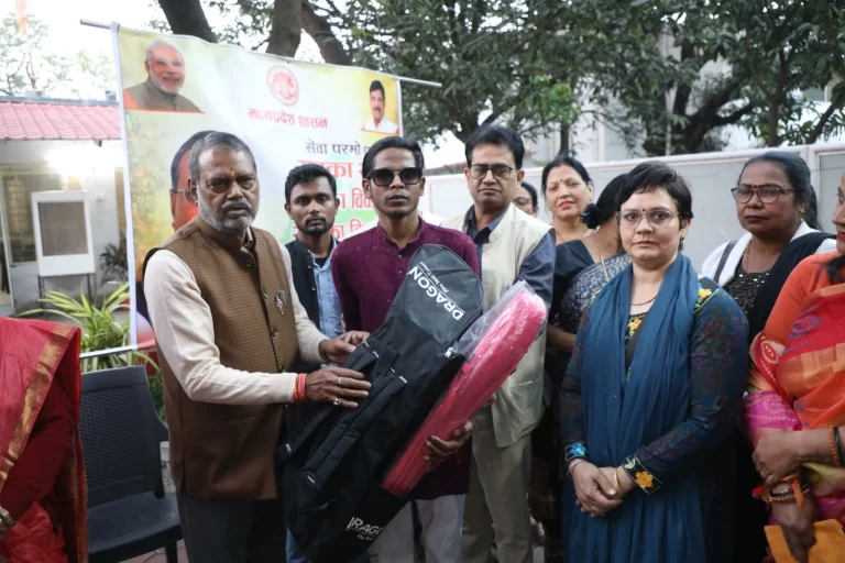 ब्लाइंड क्रिकेट खिलाड़ियों को सभी सुविधाएं मिलेंगी: मंत्री कुशवाह, 20 चयनित खिलाड़ियों को दी गई क्रिकेट किट, राज्य सरकार करेगी पूरा सहयोग