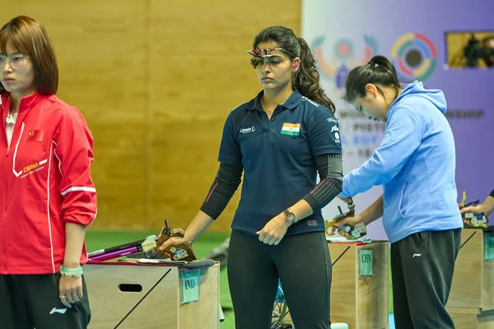 ईशा सिंह और मनु भाकर प्रिसीजन स्टेज के बाद फाइनल की दौड़ में कायम
