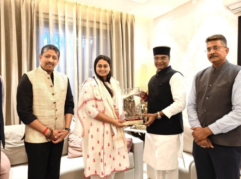 मंत्री विश्वास सारंग से बिहार की खेल मंत्री श्रेयसी सिंह ने की सौजन्य भेंट