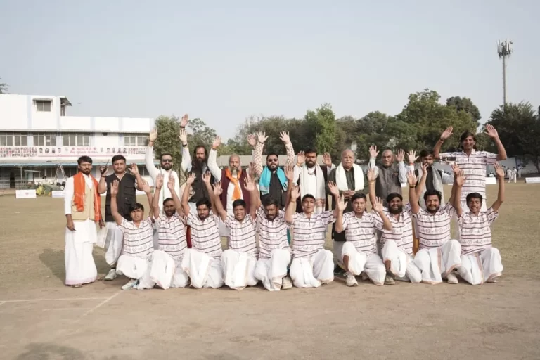 महर्षि मैत्री क्रिकेट टूर्नामेंट में रोमांच चरम पर, नीलकंठ टीम का रहा दबदबा