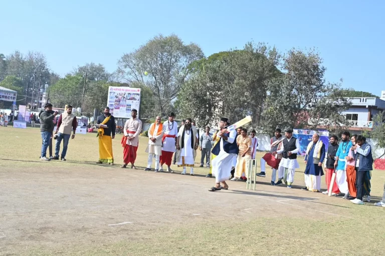 महर्षि मैत्री क्रिकेट-6 प्रतियोगिता का भव्य शुभारंभ, संस्कृत उद्घोष और धोती-कुर्ता में खेलते खिलाड़ी बने आकर्षण