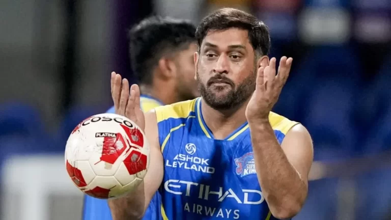 धोनी पहुंचे हैदराबाद, SRH के खिलाफ मैच में खेलने पर सस्पेंस बरकरार