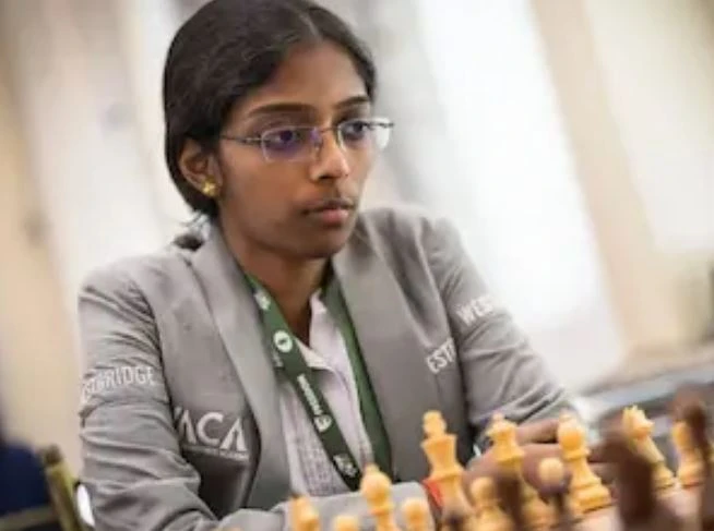 भाई की छाया से निकलकर वैशाली ने रचा इतिहास, जीता विमेंस कैंडिडेट्स टूर्नामेंट